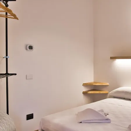 Leon Lakeview Apartment *